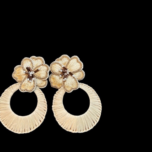 Noir Cream Flower Earrings - Picture 8 of 9